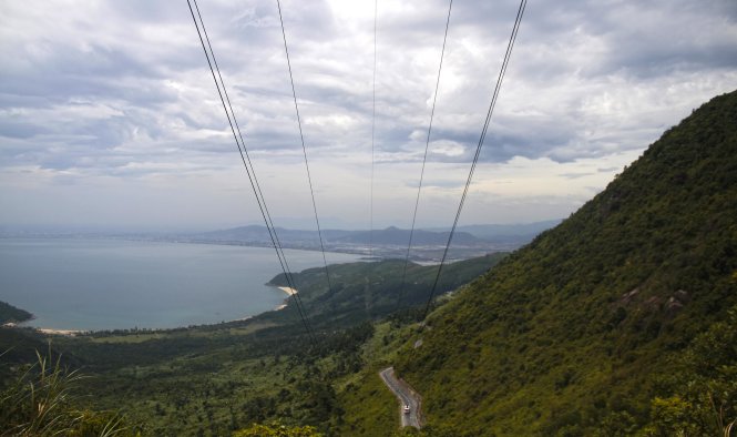 Cánh cung vịnh Đà Nẵng nhìn từ đỉnh đèo Hải Vân
